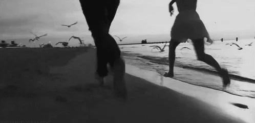 Pareja corriendo en la playa: Gifs de personas